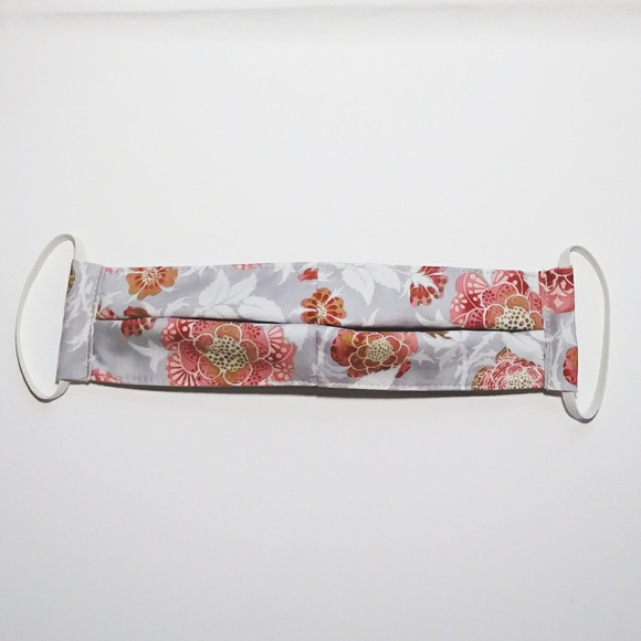 Chrysanthemum Face Mask - Picture 4 of 8